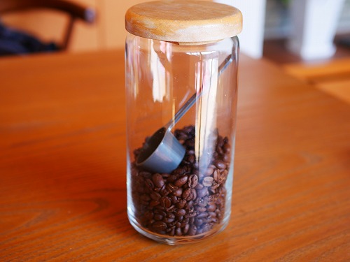 コーヒー豆を入れたガラス瓶