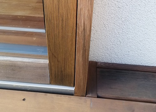 黒カビにより汚れた木製の窓枠